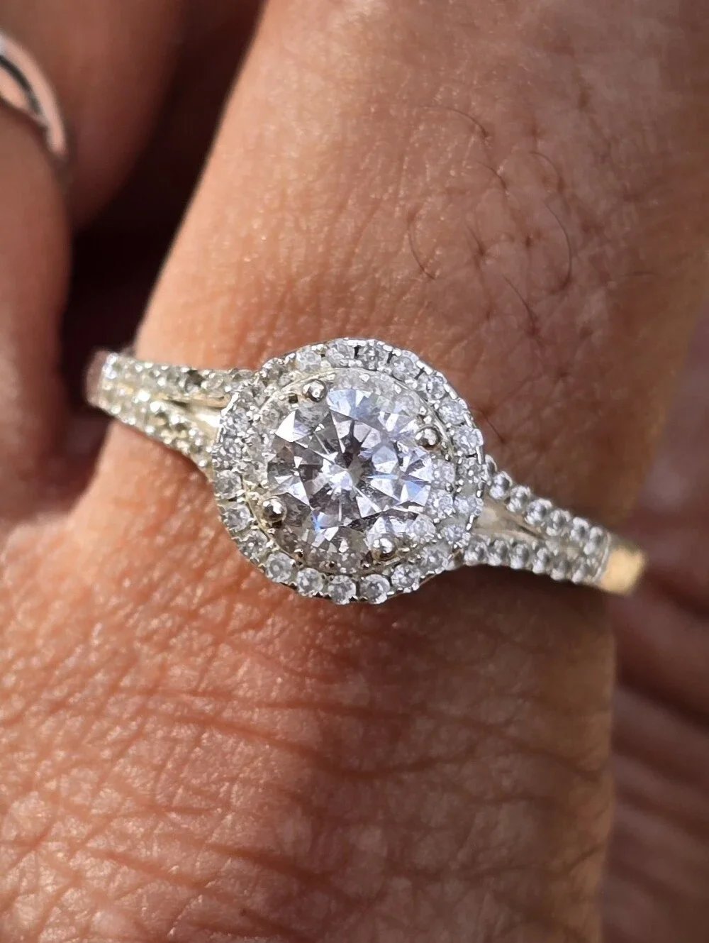 Classic sparkling CZ diamond oval halo split shank 925 sterling silver adjustabl